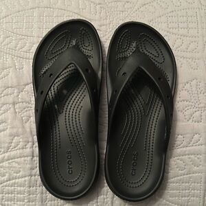 Crocs flip flops black: men’s 6, women’s 8